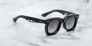 jacques marie mage ava noir 11 eckige sonnenbrille in schwarz aus acetat mit schwarzen gläsern