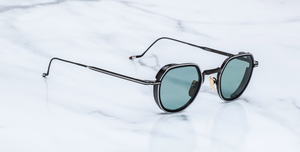 jacques marie mage dixon paon pantoförmige sonnenbrille aus titan und acetat in schwarz und silber mit türkisenen Gläsern