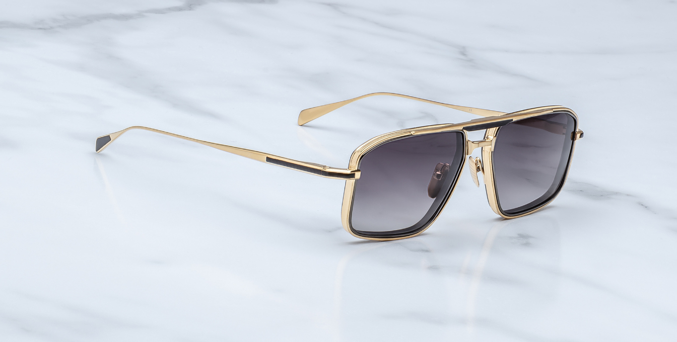 jacques marie mage earl cia eckige sonnenbrille in gold und schwarz mit schwarzen gläsern