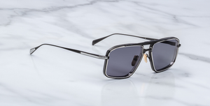 jacques marie mage earl corbeau eckige sonnenbrille in schwarz und silber mit grauen gläsern