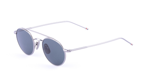 thom browne 101a 035 ovale sonnenbrille in silber mit grauen gläsern