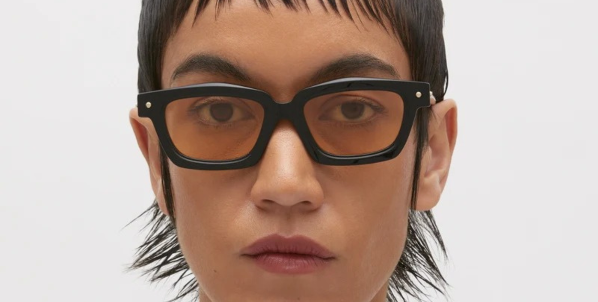 kuboraum P25 BT eckige sonnenbrille aus acetat in schwarz und braun mit hellen orangenen gläsern