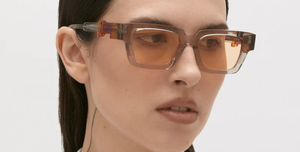 kuboraum I01 LWG eckige sonnenbrille in grau mit hellen orangenen gläsern